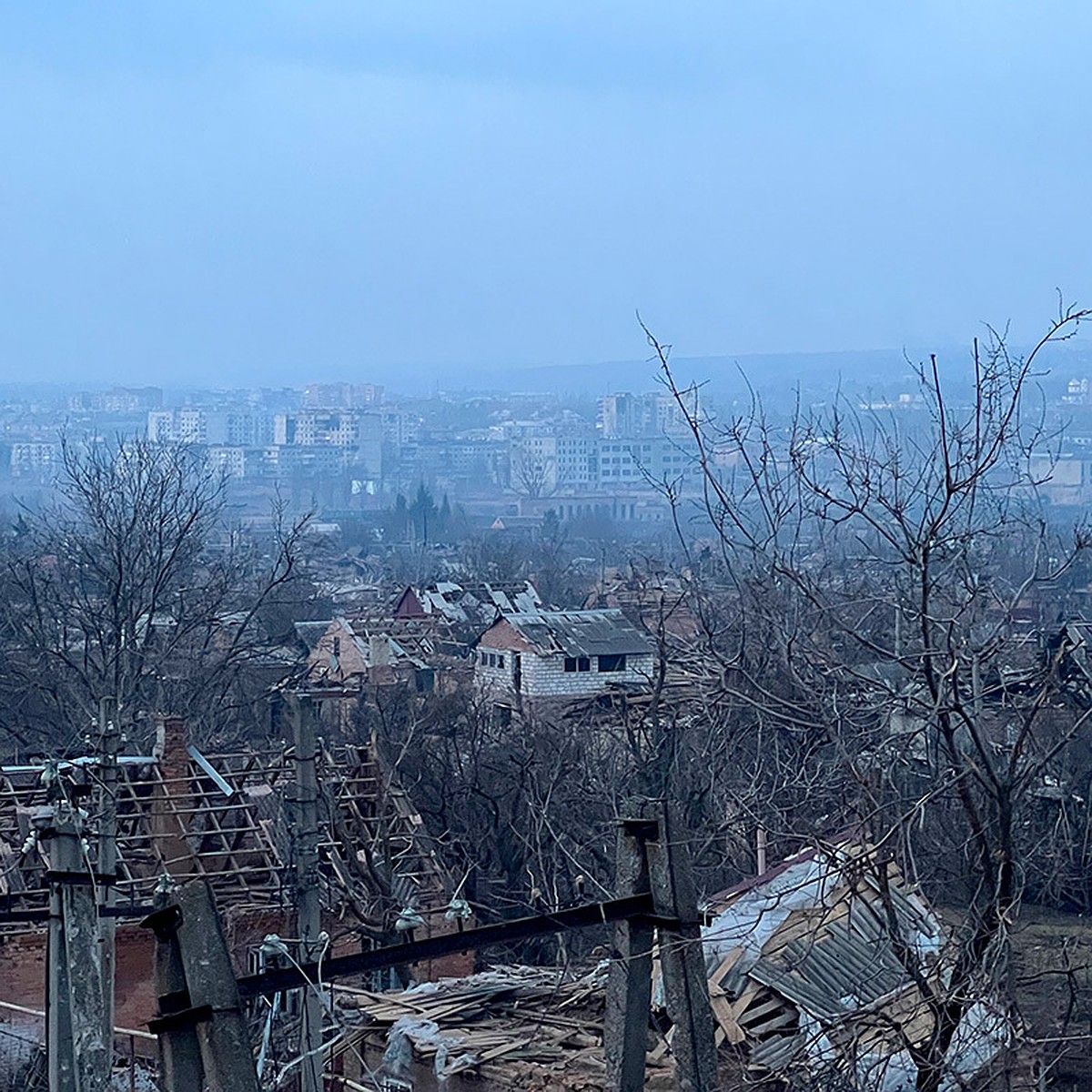 Первый репортаж изнутри Бахмута - люди здесь реально рады нашим войскам!  Крестят, целуют бойцов - KP.RU