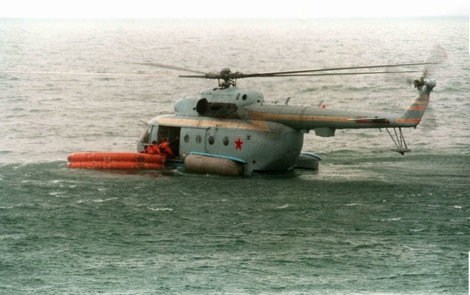 Для спасения рыбаков с льдины в Корсаковском районе поднимут вертолет