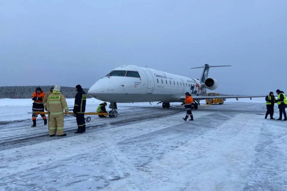 Самолет выехал за пределы взлетно-посадочной полосы при рулении. Фото: пресс-служба аэропорта "Мурманск"