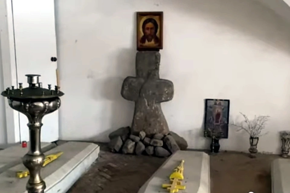 Каменный крест находится в усыпальнице. Фото: Денис Ивлев/скан из видео