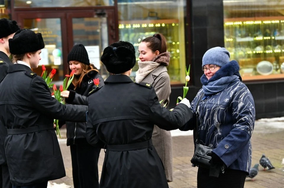 В Ярославле на улице Кирова женщинам раздавали тюльпаны