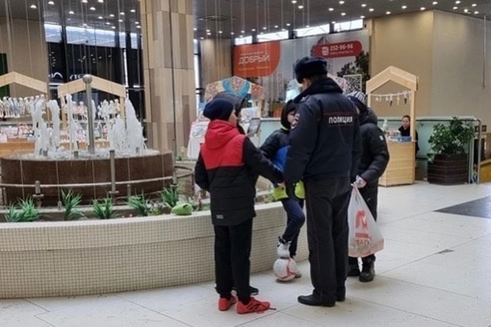 Полицейские проверили подростков в торговых центрах. Фото: УМВД по Екатеринбургу
