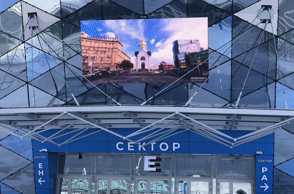 В начале марта на фасаде установили экран. Фото: пресс-служба ГАУ НСО «Арена».