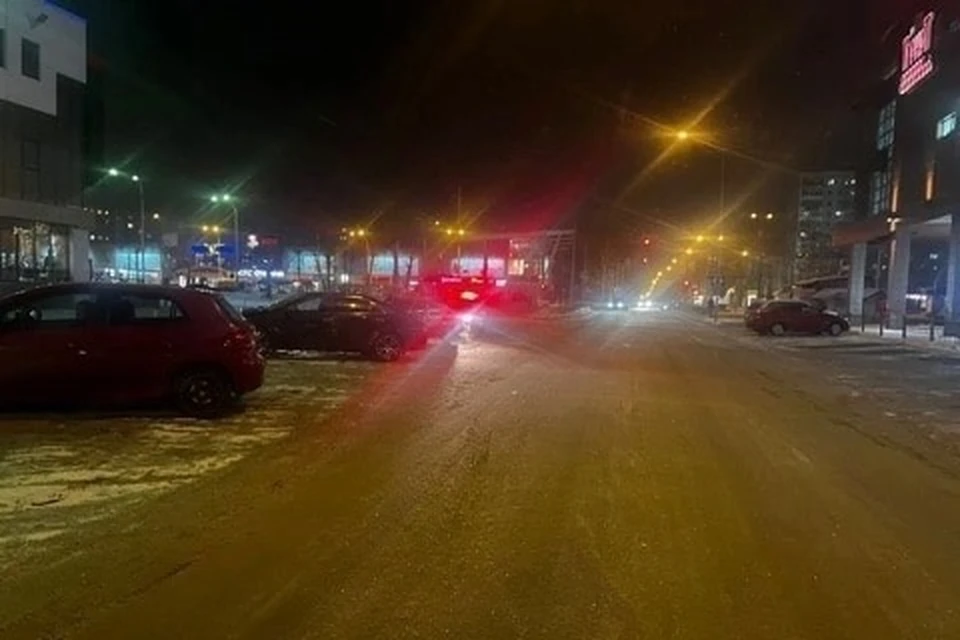 Авария произошла рядом с торговым центром. Фото: Госавтоинспекция Екатеринбурга