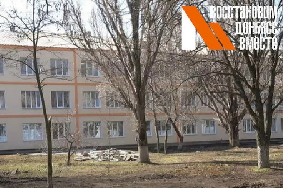 В Новоазовске идет капремонт центральной районной больницы. Фото: ТГ/Солнцев