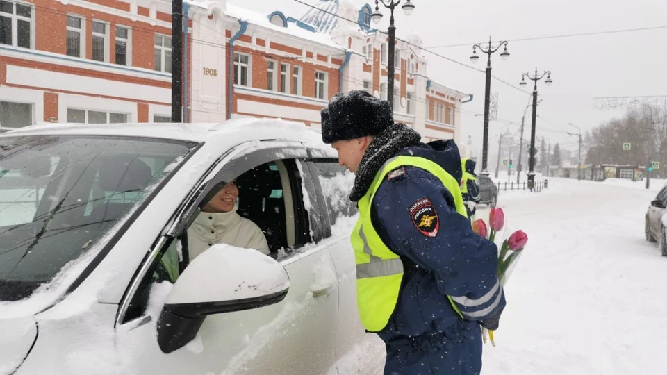 Инспекторы ДПС ежегодно присоединяются к традиционной акции МВД России «Цветы для автоледи!».