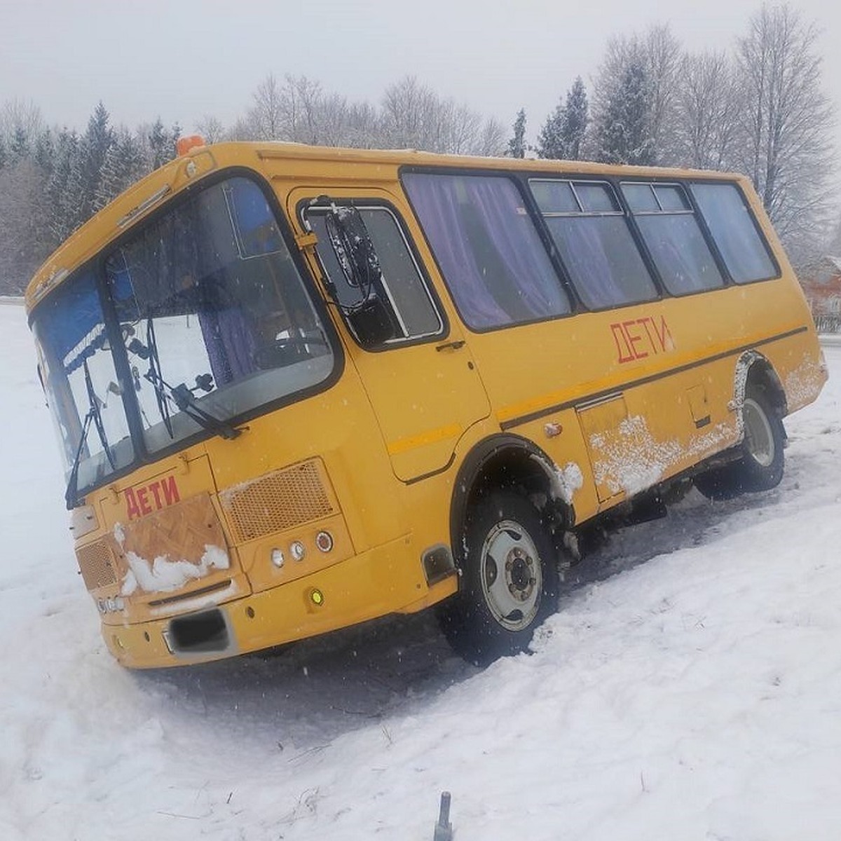 Школьный автобус на ходу опрокинулся в кювет в Могилевской области - KP.RU