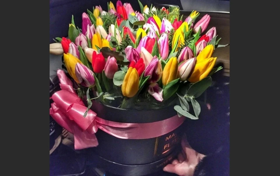 Самый романтичный кишиневец купил жене ведро тюльпанов.