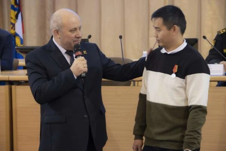 Вернувшегося со спецоперации мужчину наградил мэр Хабаровска Фото: администрация Хабаровска