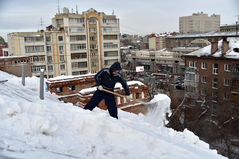 Крыши в Томске очищают от снежных навесов.