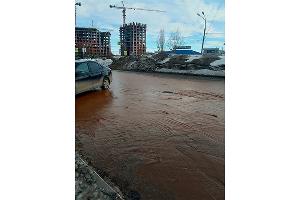 На перекресток улиц Ленина и Союзной вылилась грязная вода. Фото: Мария Дубовцева, /vk.com/udmurtiya18rus