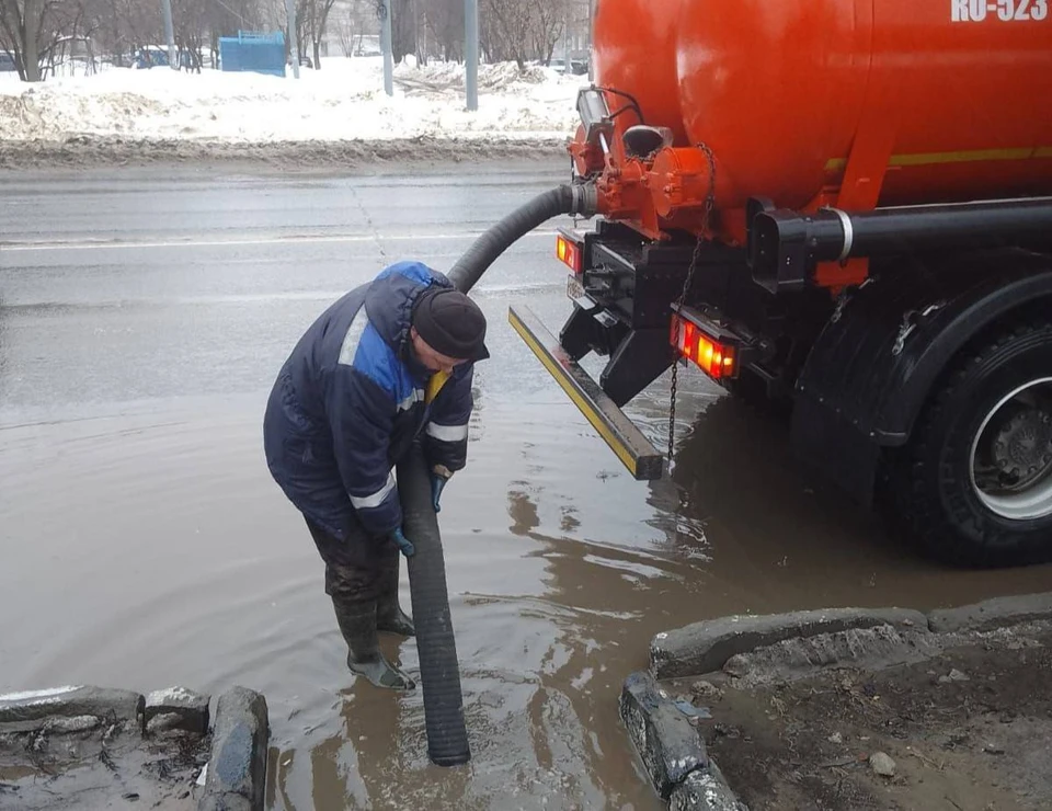 Водооткачивающая техника работает в Нижнем Новгороде 12 марта