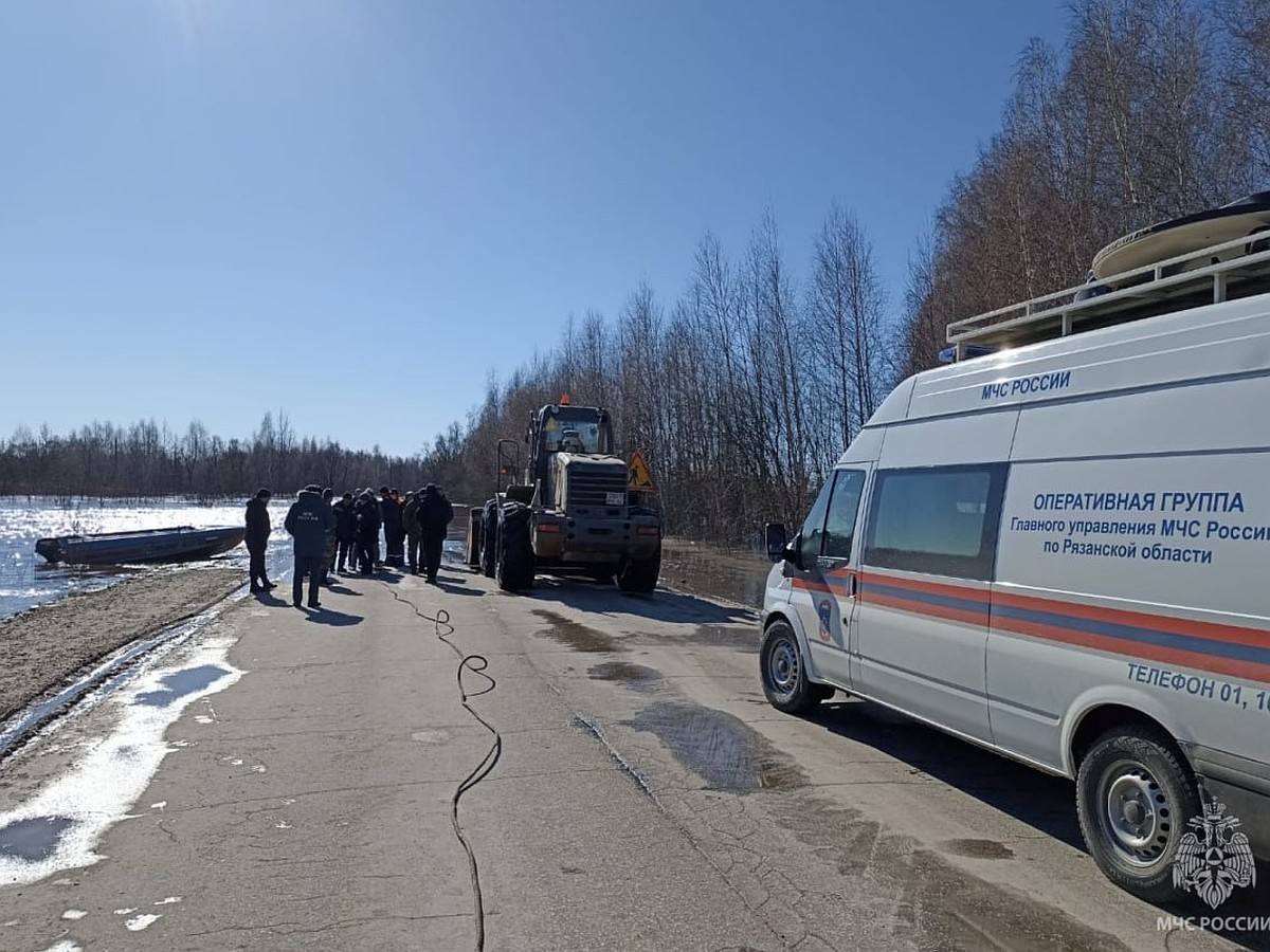 В Ряжске установили запрещающие знаки для проезда по мосту через Хупту  после затонувшей в реке фуры - KP.RU