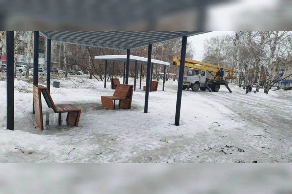 Партийцы поговорили с местными жителями о состоянии дорожек.