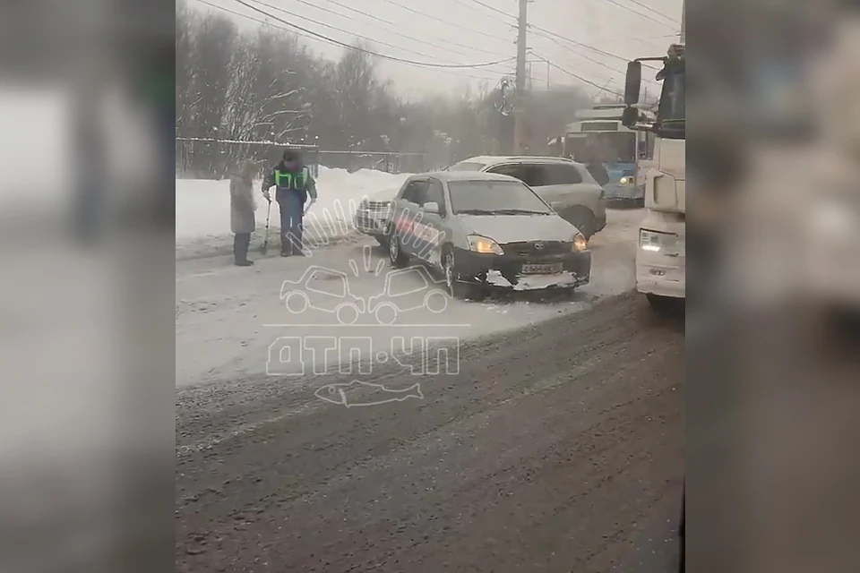 13 марта на подъеме у Семеновского озера по улице Челюскинцев в Мурманске случились сразу две массовые аварии. Фото: скриншот видео / vk.com/murmansk_dtp