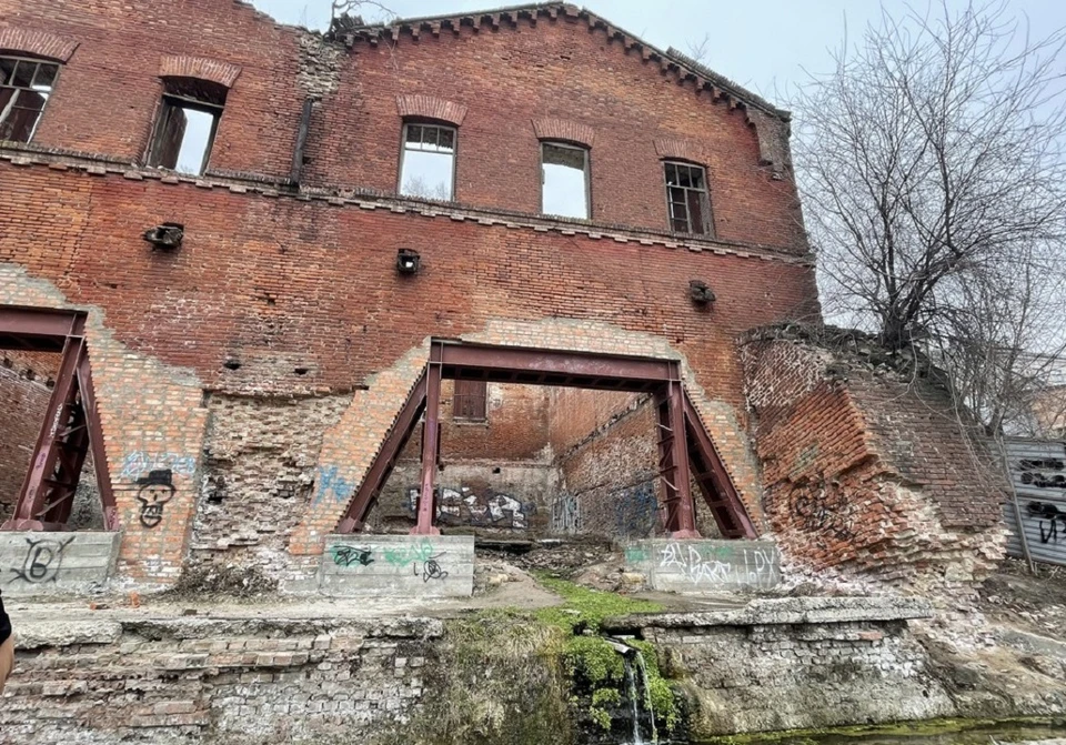 Сегодня Парамоновские склады представляют собой живописные руины. Фото: Мария ДУДНИКОВА.
