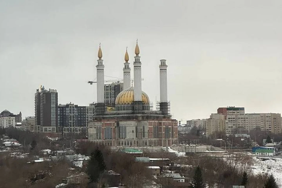 13 марта в Уфе сильный порыв ветра сорвал золоченый купол с одного из минаретов строящейся мечети «Ар-Рахим» на проспекте Салавата Юлаева