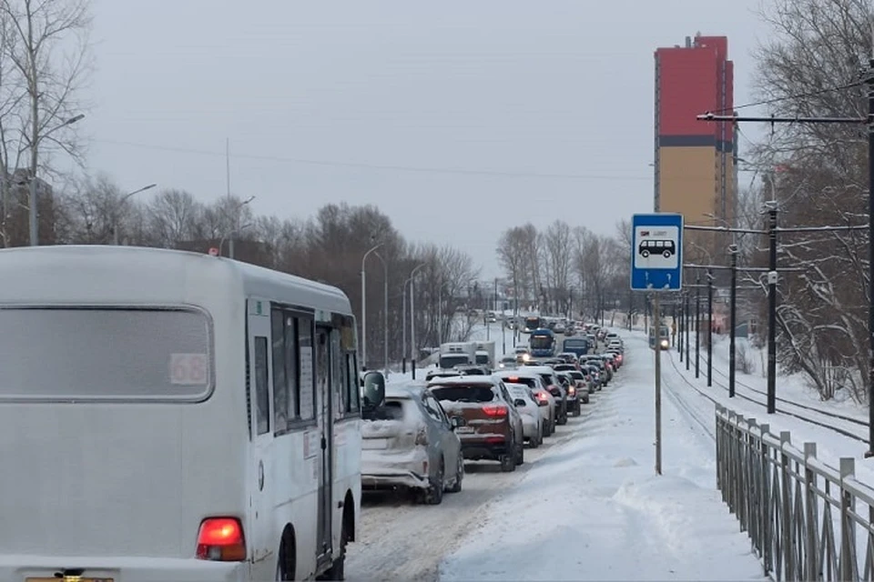 Дорожные службы круглосуточно расчищают улицы Хабаровска от снега