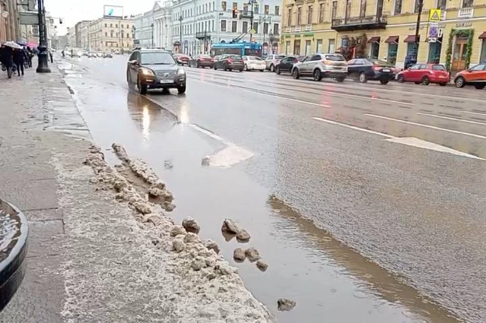 Городские коммунальные службы Петербурга перешли на усиленный режим работы из-за интенсивного таяния снега