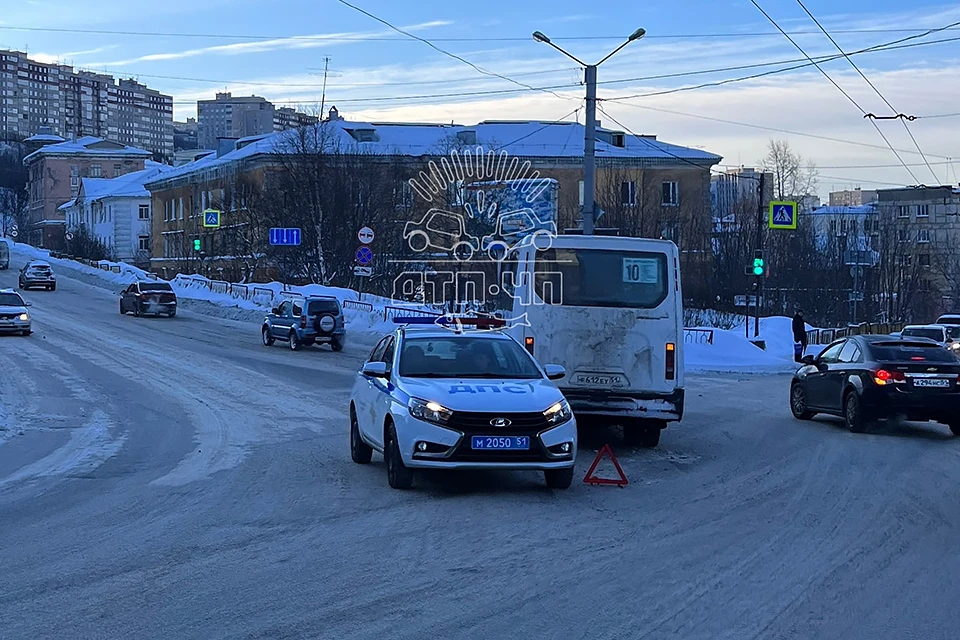 Утром 14 марта в час пик случилась авария на одном из самых оживленных перекрестков в Мурманске. Фото: vk.com/murmansk_dtp