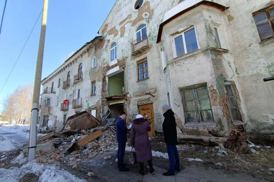 В понедельник, 13 марта, часть стены на фасаде дома обрушилась Фото: прокуратура Свердловской области