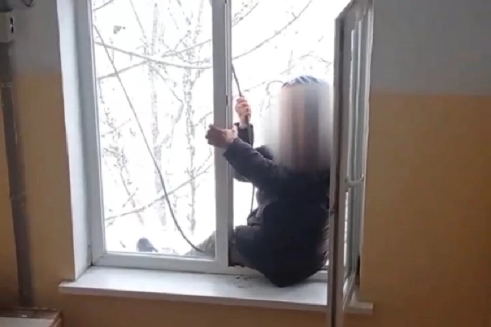 Мужчина сооружал из проводов качели Фото: скриншот из видео