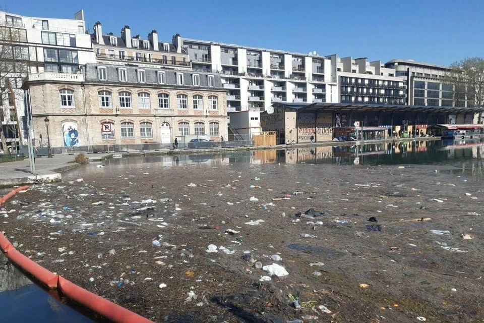 Из-за забастовки мусорщиков в столице Франции стало очень грязно