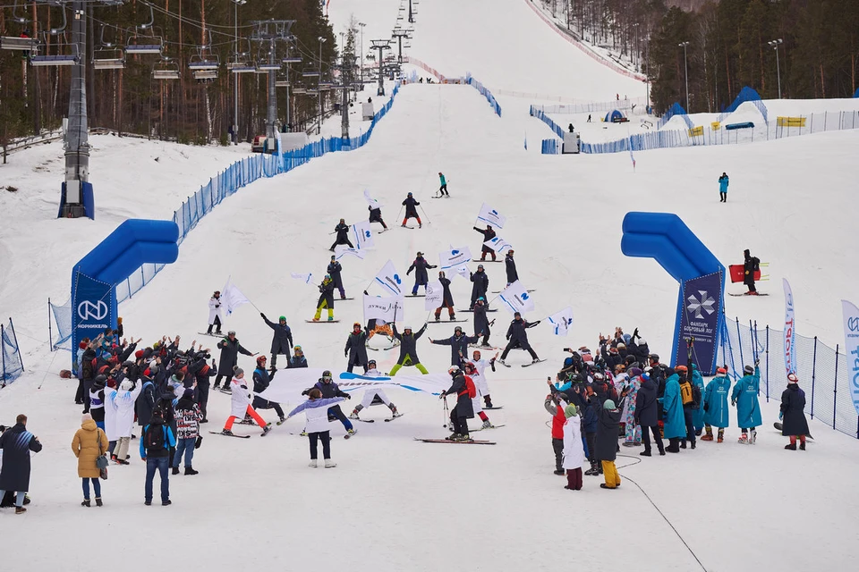 В Красноярске в «Бобровом логу» прошли корпоративные состязания лыжников и сноубордистов. Фото: предоставлено организаторами соревнований