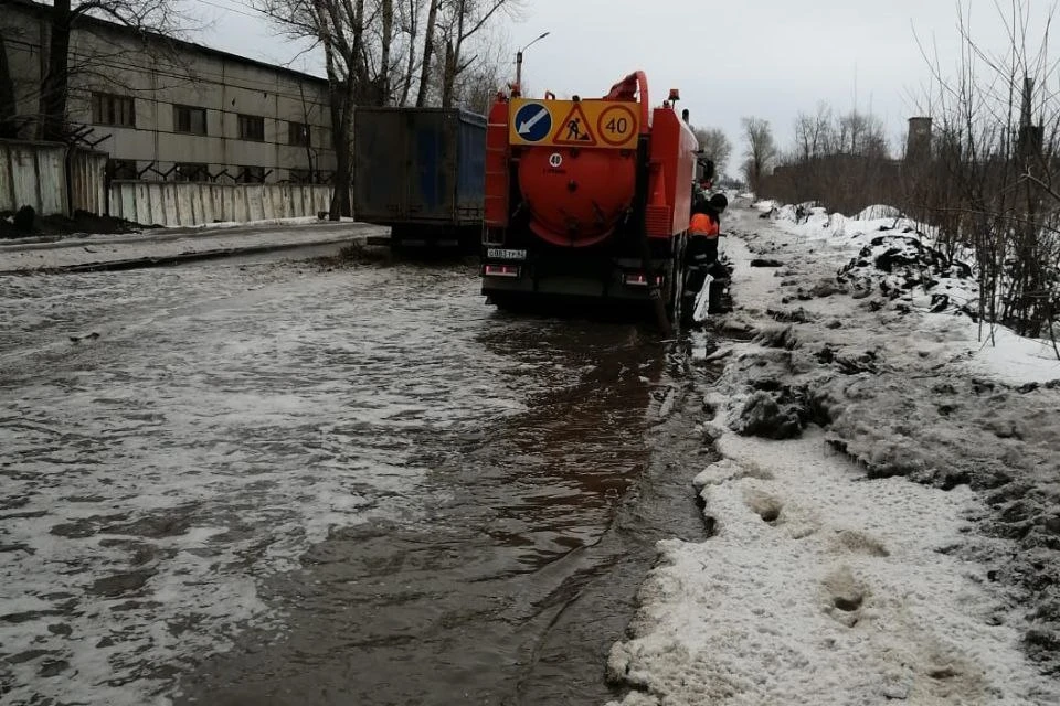 На улице Связи в Рязани городские службы откачивают воду с дороги. Фото "Горхозяйство.Рязань"