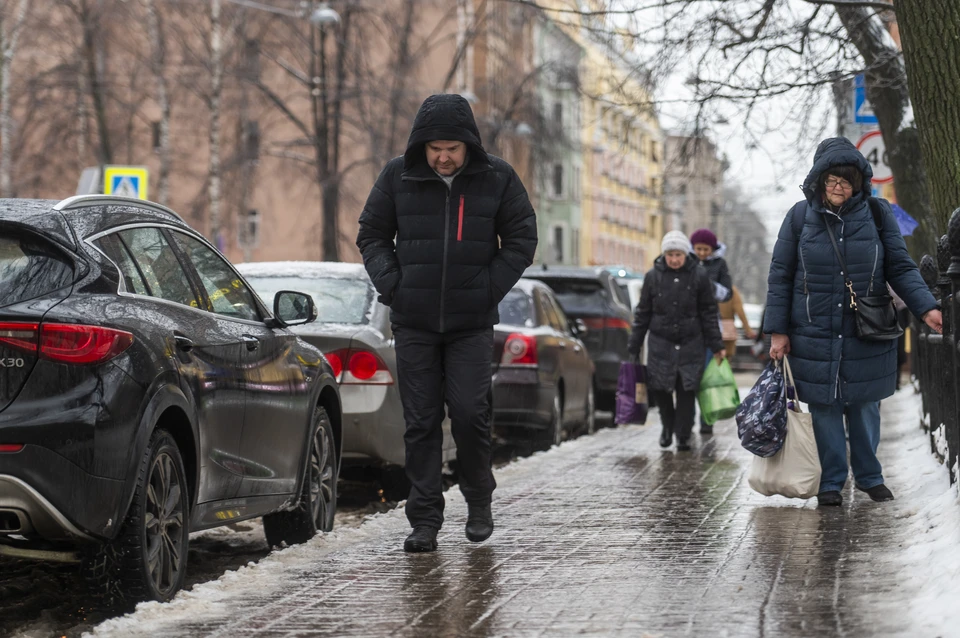 В Петербурге за сутки еще четверо госпитализированы с травмами и переломами после падения на гололеде