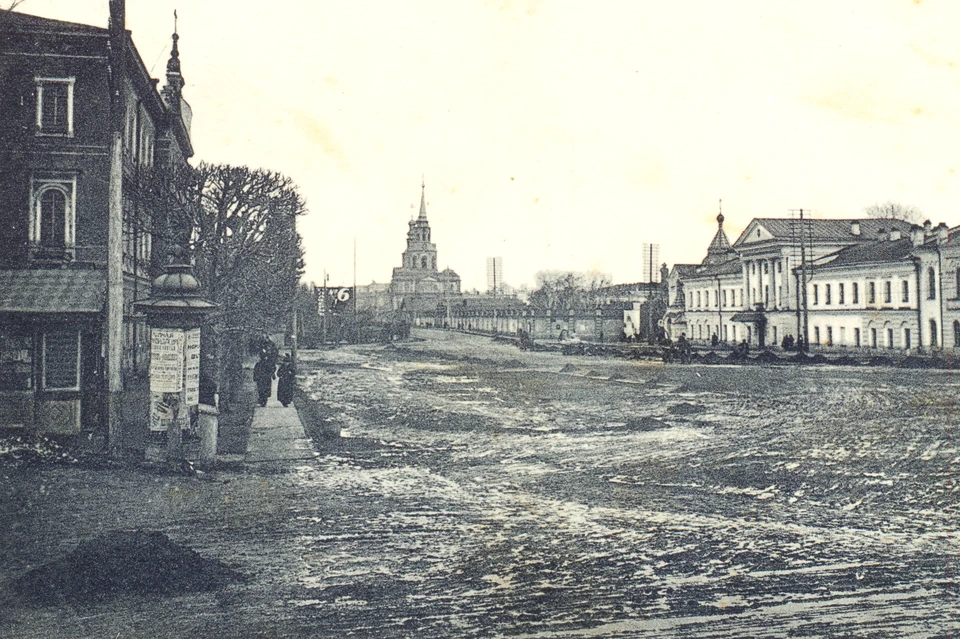 В XIX веке улицы города была немощёные и буквально утопали в грязи
