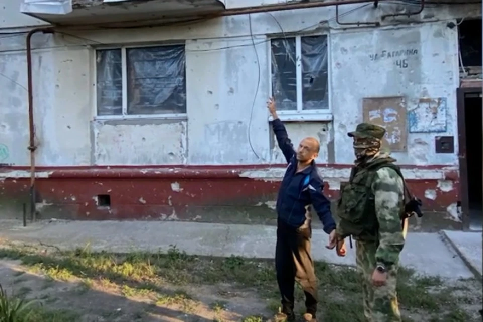 В Северодонецке украинский военный в ходе следствия рассказал и показал, как он бросил гранату. Фото: Скриншот видео СКР
