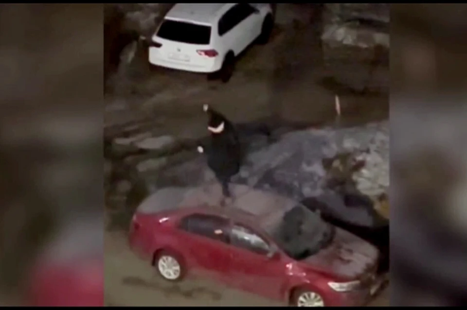 Местный житель наносил прыгал по крышам автомобилей. Фото: скриншот видео УМВД Оренбургской области