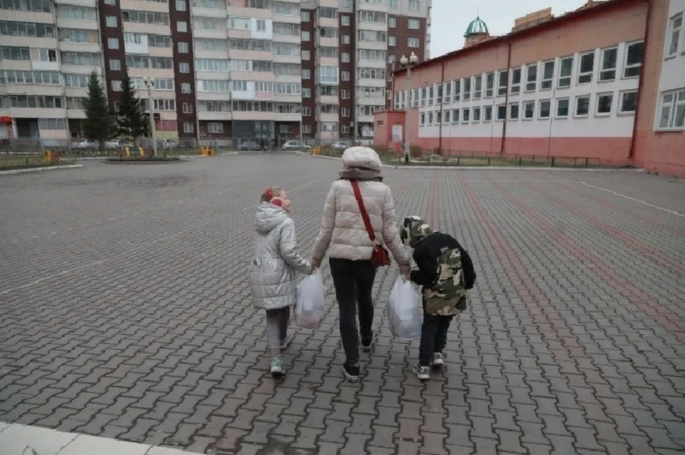 Федеральная субсидия предполагает, что если ребенок не получает питание в школе, тогда родители получают на месяц продуктовый набор