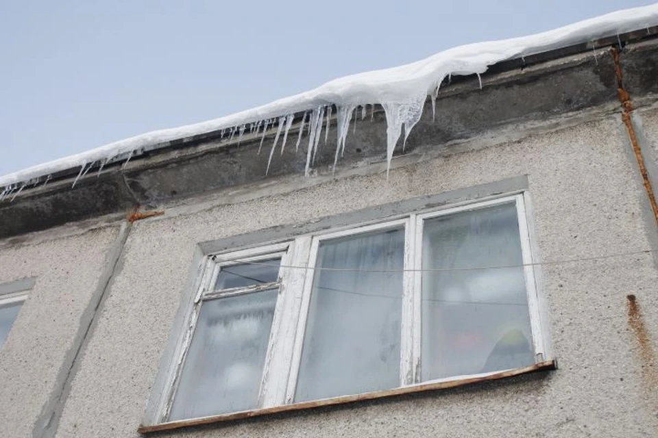 В Ярославле на женщину и детей с крыши пятиэтажки упала глыба льда.