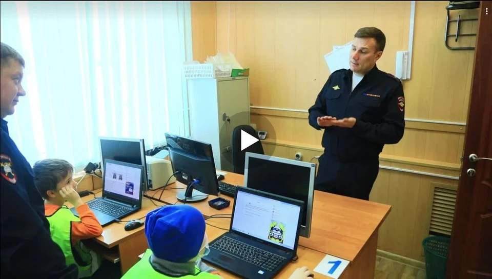 Ребята из Новокуйбышевска сдают экзамен на водительское удостоверение.