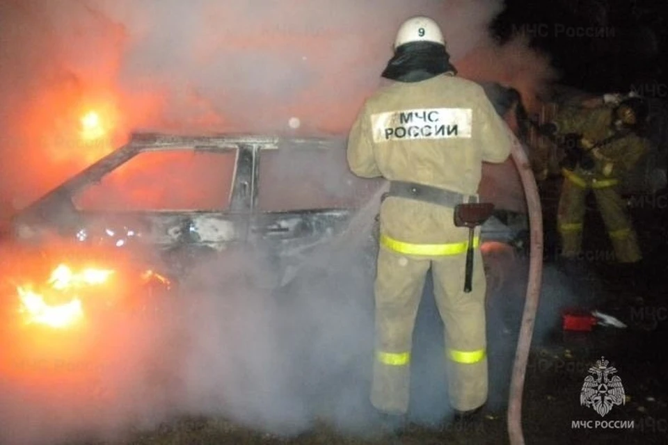 Огонь полностью уничтожил автомобиль. Фото: ГУ МЧС по Оренбургской области