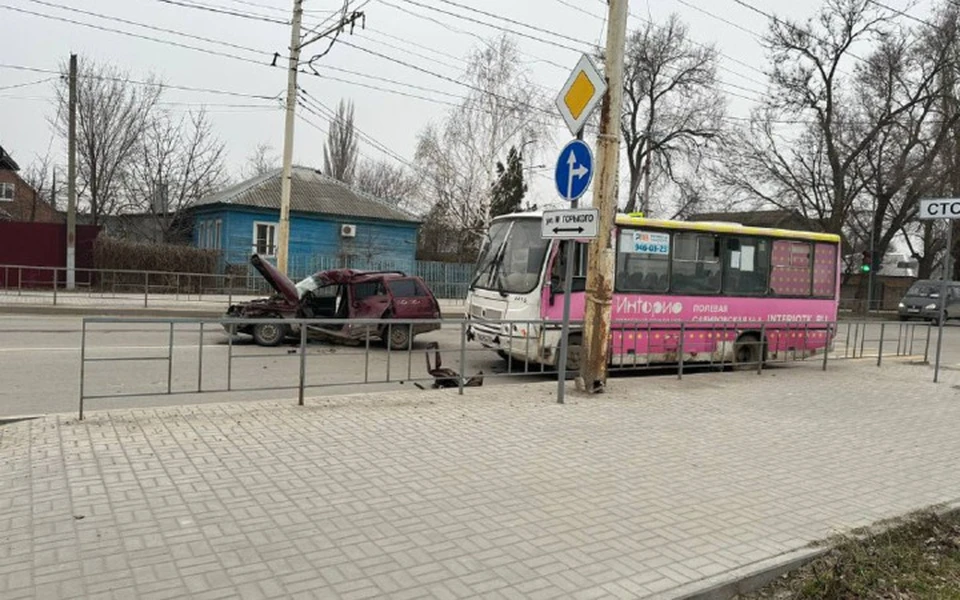 В результате столкновения водитель «Ваз 2111» получил травмы и был доставлен в больницу. Фото: УГИБДД по Ростовской области