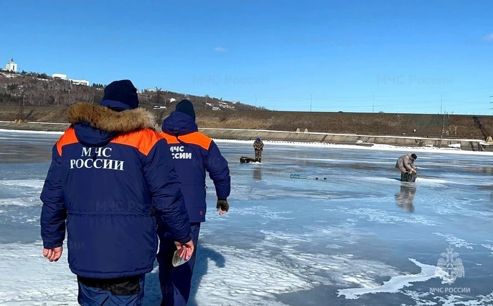 Рыбаки до сих пор сидят на тонком льду