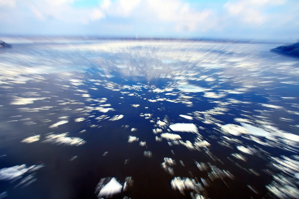 Толщина льда на водоемах достигает 0 - 45 сантиметров.