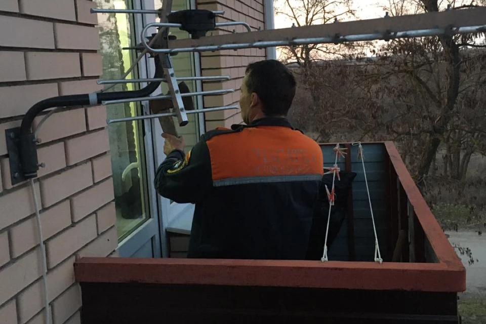 Чтобы спасти мужчину, пришлось лезть через балкон. Фото: служба спасения на воде Ростовской области