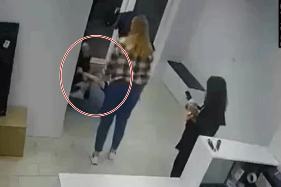 Двое взрослых напали на школьниц в Краснодаре Фото: кадр из видео