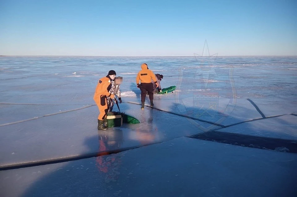 Двух рыбаков спасли со льдины на Ладожском озере. Фото: t.me/acclenobl