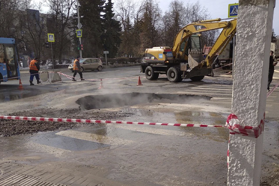 Тверьград сегодня. Асфальт. Провал асфальта. Провалился асфальт Тверь Новоторжская. Коммунальная авария в Твери.