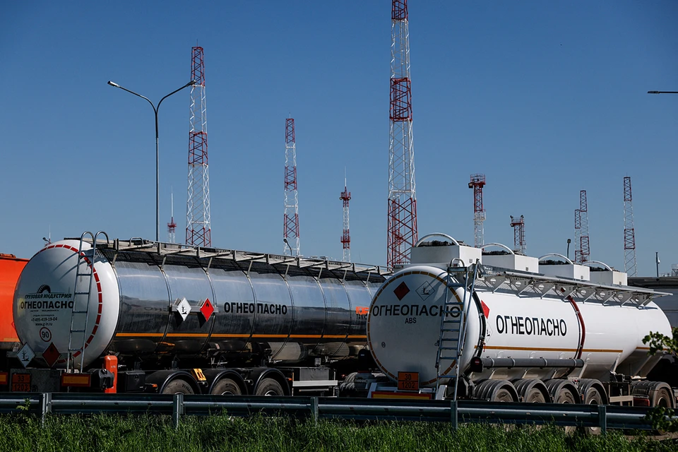 Россия активно торговала сырьем, да и стоили нефть с газом довольно дорого