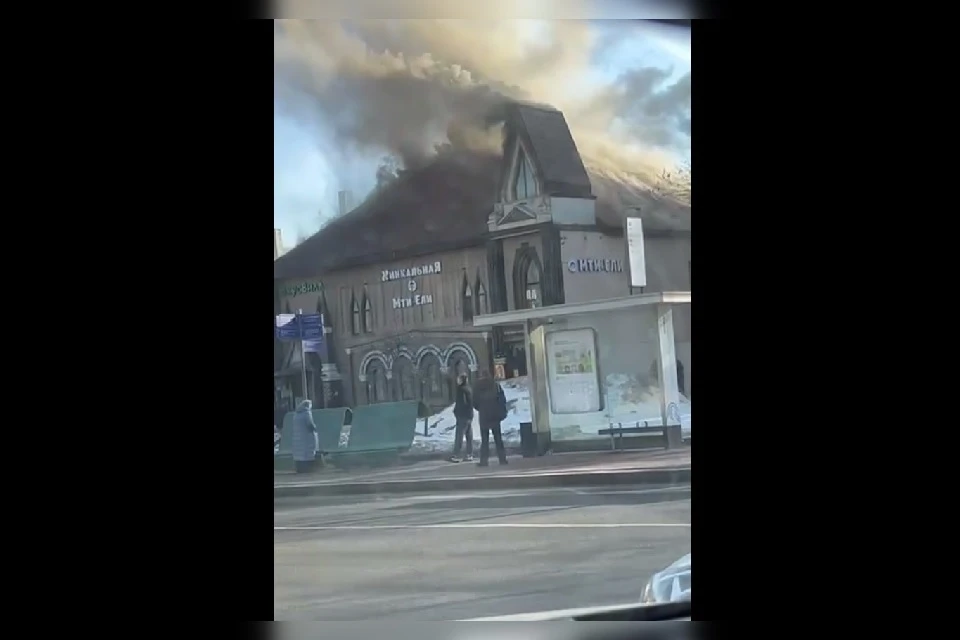На юге Москвы загорелась крыша двухэтажного здания ресторана Фото: стоп-кадр из видео