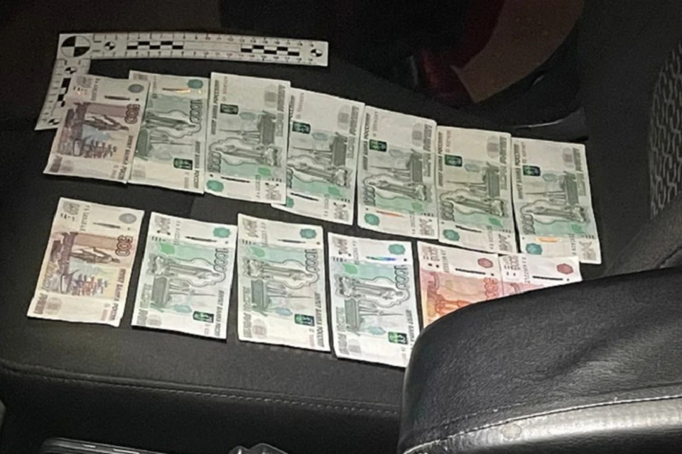 28-летний житель Черноморского района пытался дать сотрудникам ГИБДД 20 тысяч взятки. Фото: пресс-служба МВД по РК