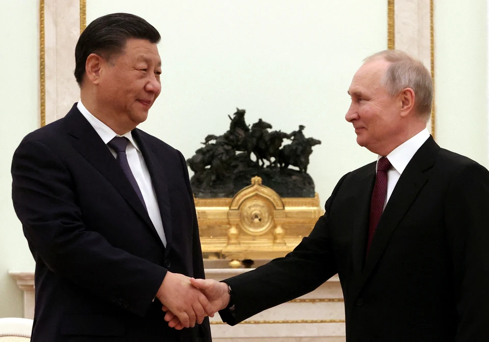 Рукопожатие Владимира Путина и Си Цзиньпина перед началом переговоров в Кремле.