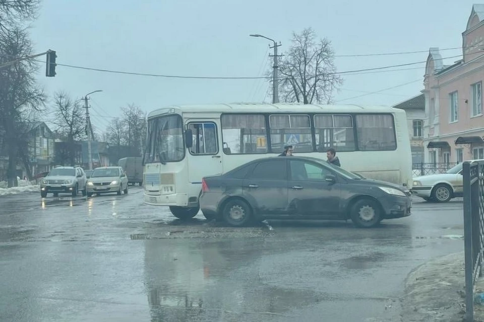 В Касимове произошло ДТП с участием пассажирского автобуса. Фото: страница ВКонтакте Типичный Касимов.