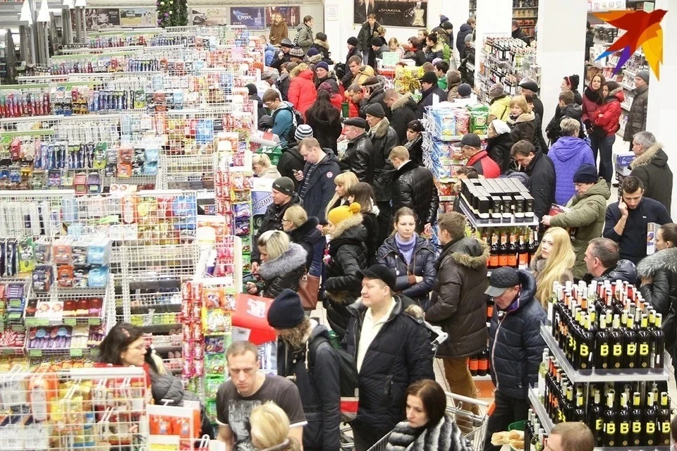 Бутылки с алкоголем нередки в корзинках и тележках супермаркетов, и не только перед большими праздниками.
